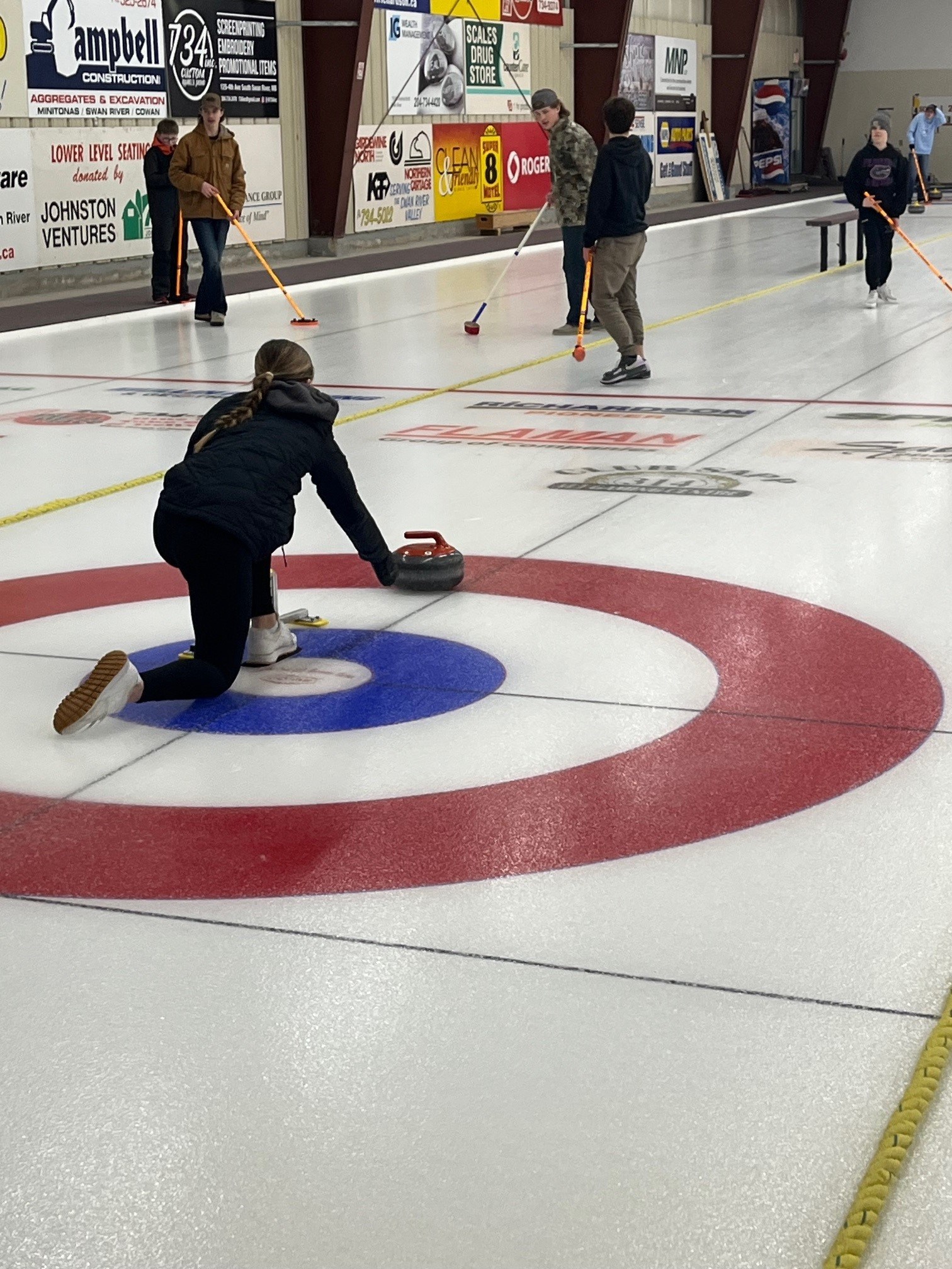 Curling%204.jpg